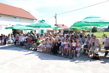 Kulturna prireditev Na lepi Menišiji 03 Foto Ljubo Vukelič