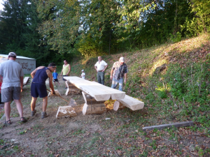 POSTAVLJANJE MIZE IN KLOPI NAD BALINIŠČEM V CERKNICIPOSTAVLJANJE MIZE IN KLOPI NAD BALINIŠČEM V CERKNICI