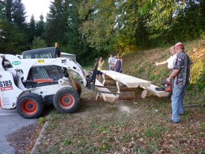 POSTAVLJANJE MIZE IN KLOPI NAD BALINIŠČEM V CERKNICI