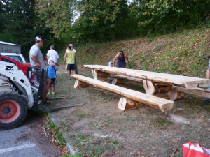 POSTAVLJANJE MIZE IN KLOPI NAD BALINIŠČEM V CERKNICI