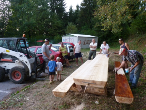 POSTAVLJANJE MIZE IN KLOPI NAD BALINIŠČEM V CERKNICI
