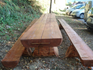 POSTAVLJANJE MIZE IN KLOPI NAD BALINIŠČEM V CERKNICI