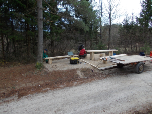  POSTAVLJANJE MIZE IN KLOPI PRI KAPELICI OB STARI CESTI CERKNICA - RAKEK - December 2011