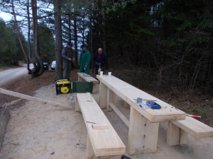  POSTAVLJANJE MIZE IN KLOPI PRI KAPELICI OB STARI CESTI CERKNICA - RAKEK - December 2011