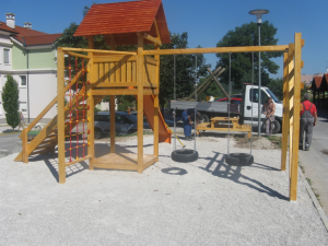 POSTAVITEV NOVIH OTROŠKIH IGRAL V CERKNICI - PEŠČENK