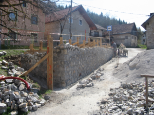 IZDELAVA OPORNEGA ZIDU IN AVTOBUSNEGA POSTAJALIŠČA V VASI LIPSENJ