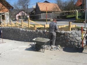 IZDELAVA OPORNEGA ZIDU IN AVTOBUSNEGA POSTAJALIŠČA V VASI LIPSENJ