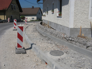  Izdelava opornega zidu v Selščku - Vir: Občina Cerknica Datum: 5.8.2013